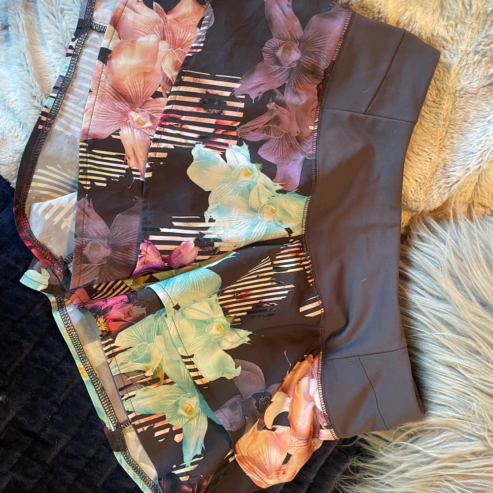 CALIA by Carrie Underwood scalloped short